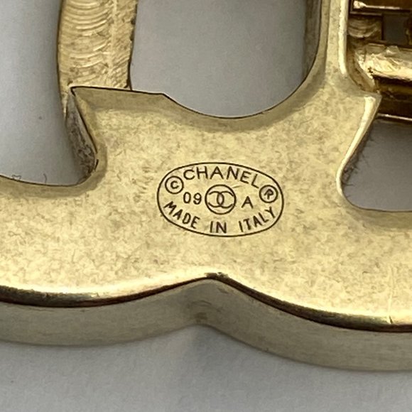 CHANEL Turnlock Necklace CC Autumn 2009 Gold Tone Authenticated - Picture 4 of 16